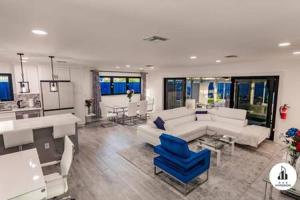 - un salon avec un canapé blanc et des fauteuils bleus dans l'établissement Fun in the Sun! 2BR Home w Pool & HotTub - Carport, à Fort Lauderdale