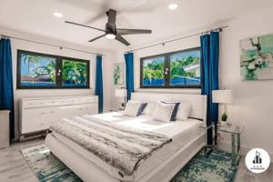 - une chambre avec un lit et un ventilateur de plafond dans l'établissement Fun in the Sun! 2BR Home w Pool & HotTub - Carport, à Fort Lauderdale