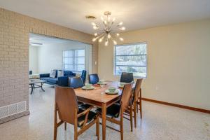 - une salle à manger et un salon avec une table et des chaises dans l'établissement Mid-Century Modern Lakeland Retreat with Smart TV!, à Lakeland