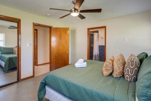 - une chambre avec un lit et un ventilateur de plafond dans l'établissement Mid-Century Modern Lakeland Retreat with Smart TV!, à Lakeland
