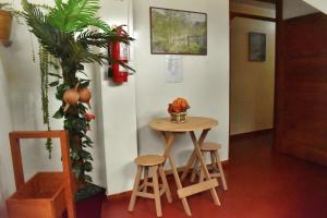 una mesa pequeña y dos taburetes en una habitación en Suzet House, en Oxapampa