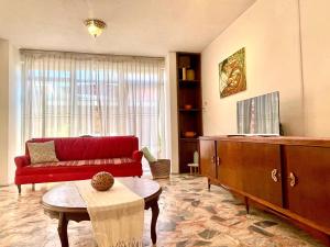 Χώρος καθιστικού στο Spacious artsy home with fast WiFi