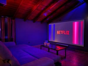 Televízia a/alebo spoločenská miestnosť v ubytovaní Chalet El Parral - Piscina y Sala de Cine