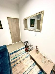 un soggiorno con specchio e tavolo di BRR LIMONAR - Nuevo, Cómodo y hermoso aparta estudio 301 a Cali