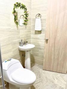 uma casa de banho com um WC e um lavatório em BRR LIMONAR - Nuevo, Cómodo y hermoso aparta estudio 301 em Cali