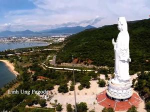 Una gran estatua de un hombre en la cima de una colina en Vinh Trung Plaza Hotel, en Da Nang