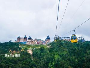 zwei Seilbahnen vor einem Schloss in der Unterkunft Vinh Trung Plaza Hotel in Đà Nẵng + 46 Fotos