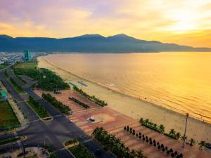 Blick auf einen Strand mit Stadt und Meer in der Unterkunft Vinh Trung Plaza Hotel in Đà Nẵng