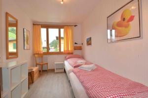- une chambre avec 2 lits jumeaux et une fenêtre dans l'établissement Chalet Azeno OG, à Adelboden