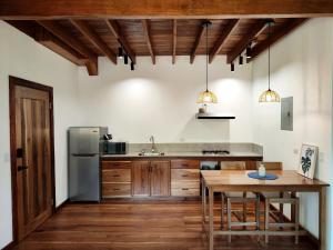 eine Küche mit Holzschränken und einem Holztisch in der Unterkunft Gaia Nature Lodges at Bluff Beach in Bocas del Toro
