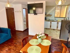 ein Wohnzimmer mit einem Tisch und einer Blumenvase darauf in der Unterkunft San Miguel, precioso depa 3 camas, internet y cable in Lima