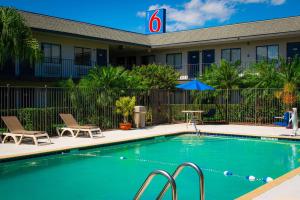 Bazén v ubytování Motel 6-Lantana West Palm Beach, FL nebo v jeho okolí