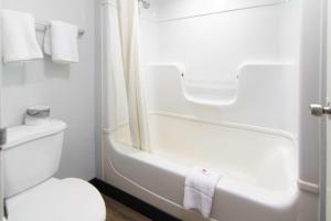 Vannituba majutusasutuses Motel 6-Lantana West Palm Beach, FL