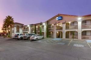 um hotel com carros estacionados num parque de estacionamento em Best Western Sunland Park em El Paso
