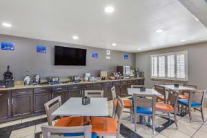 a restaurant with tables and chairs and a bar at Best Western Sunland Park in El Paso