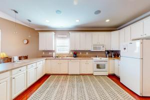 a kitchen with white cabinets and white appliances at The Tigers Oasis in Seneca