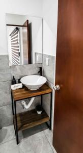 uma casa de banho com um lavatório e um espelho em Vagón Resort em Cuatrociénegas de Carranza