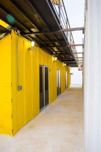 una habitación vacía con paredes amarillas en un edificio en Vagón Resort, en Cuatrociénegas de Carranza