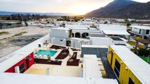- une vue aérienne sur un bâtiment avec piscine dans l'établissement Vagón Resort, à Cuatrociénegas de Carranza