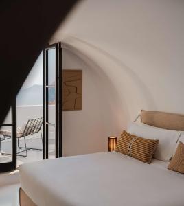 Tempat tidur dalam kamar di Nobu Hotel Santorini