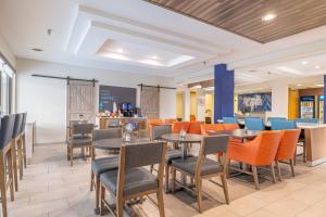 une salle à manger avec des tables et des chaises dans l'établissement Holiday Inn Express & Suites College Station, an IHG Hotel, à College Station