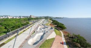 un camino junto al agua con una calle en Amplo, aconchegante e pertinho de tudo, en Porto Alegre