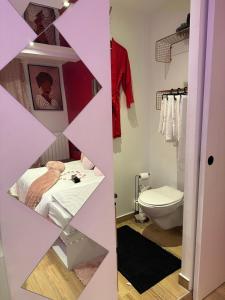 a small room with a bed and a toilet at Honey Room22 in Saint-Brieuc