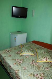 a bed in a room with a green wall at Hotel 7 zirok in Melitopol