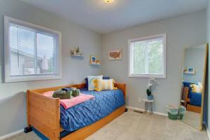 ein Schlafzimmer mit einem Bett und zwei Fenstern in der Unterkunft Cozy Updated Home W Rec Room & Large Backyard in North Canton
