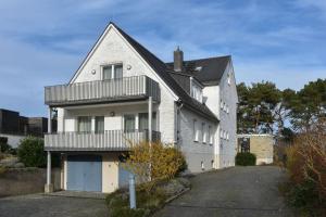 Casa blanca con balcón y entrada en Haus Ardenne 02, en Heringsdorf