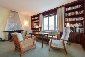 Una sala de estar con mesa y sillas y una chimenea. en Haus Ardenne 02, en Heringsdorf