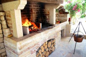 um forno de tijolos com um fogo dentro dele em Casa Bellavista em Banjole