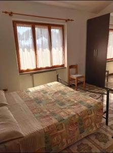 - une chambre avec un lit, une fenêtre et une chaise dans l'établissement Casa Giannella, a due passi dal mare, à Giannella