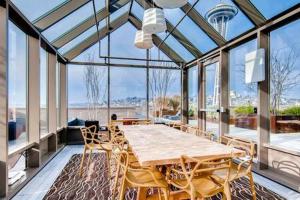 uma sala de jantar com mesa, cadeiras e janelas em Speechless In Seattle - #1 Location - 2BR - Free Parking - VR1 em Seattle