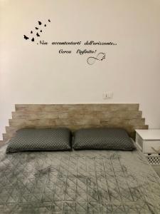 1 dormitorio con 1 cama con pájaros en la pared en Il volto del lago - Rooms&Apartments, en San Felice del Benaco