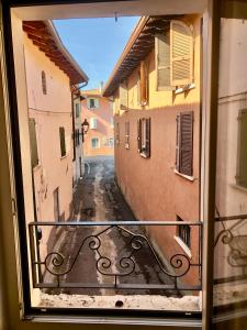 una ventana con vistas a un callejón en Il volto del lago - Rooms&Apartments, en San Felice del Benaco