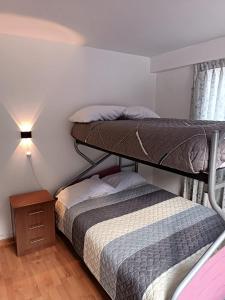 1 Schlafzimmer mit 2 Etagenbetten und einer Lampe in der Unterkunft Casa de Campo LA COBIJA in Calca