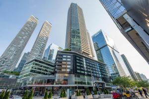 un edificio alto en una ciudad con edificios altos en Skyline Elegance Condo en Toronto