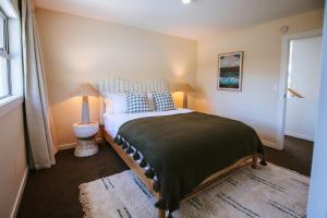 Postel nebo postele na pokoji v ubytování Penshurst - Lake & Mountain Views - Sleeps 10