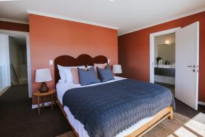 Postel nebo postele na pokoji v ubytování Penshurst - Lake & Mountain Views - Sleeps 10 + 10 fotografií