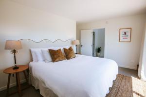 Postel nebo postele na pokoji v ubytování Penshurst - Lake & Mountain Views - Sleeps 10