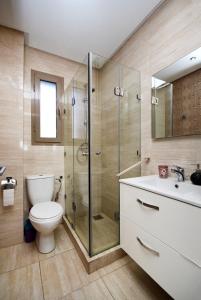 y baño con aseo y ducha acristalada. en Appartement Prestegia JAAD Near Aeroport, en Marrakech