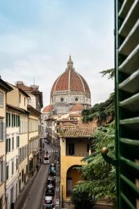 Penthouse Le Terrazze Duomo view في فلورنسا: اطلالة على مدينة بها عمارة سكنية