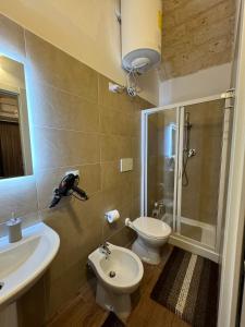 a bathroom with a toilet and a sink and a shower at La Maison di Serena in Bari