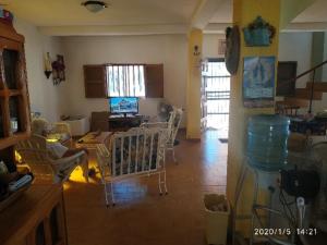 cocina con mesa y sillas en una habitación en Tú Casa de playa La Milagrosa en Boca de Uchire