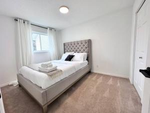 1 dormitorio con 1 cama grande y ventana grande en B’s King Suite, en Ottawa