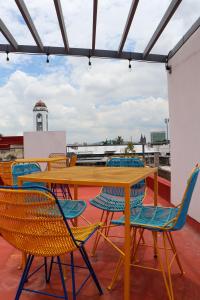 einen Tisch und Stühle auf dem Dach eines Gebäudes in der Unterkunft Estudio en casa Fatima para 2 personas in Guadalajara