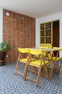 ein Esszimmer mit einem gelben Tisch und Stühlen in der Unterkunft Estudio en casa Fatima para 2 personas in Guadalajara