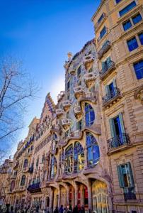 a large building with balconies on the side of it at Gran apartamento ideal grupos muy cerca Barcelona in Badalona