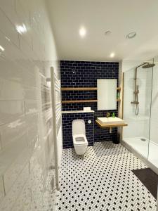 uma casa de banho com um WC, um lavatório e um chuveiro em Amazing Cosy Apartment, Next to O2 Arena and close to London Excel, Secure Parking em Londres
